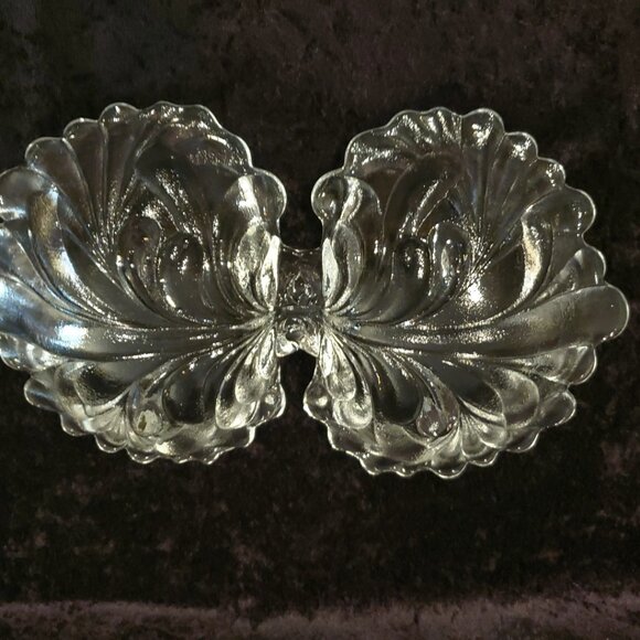 Beautiful Collectible Art Glass Scalloped Dip Candy Nut Serving Dish Divided - Picture 4 of 4